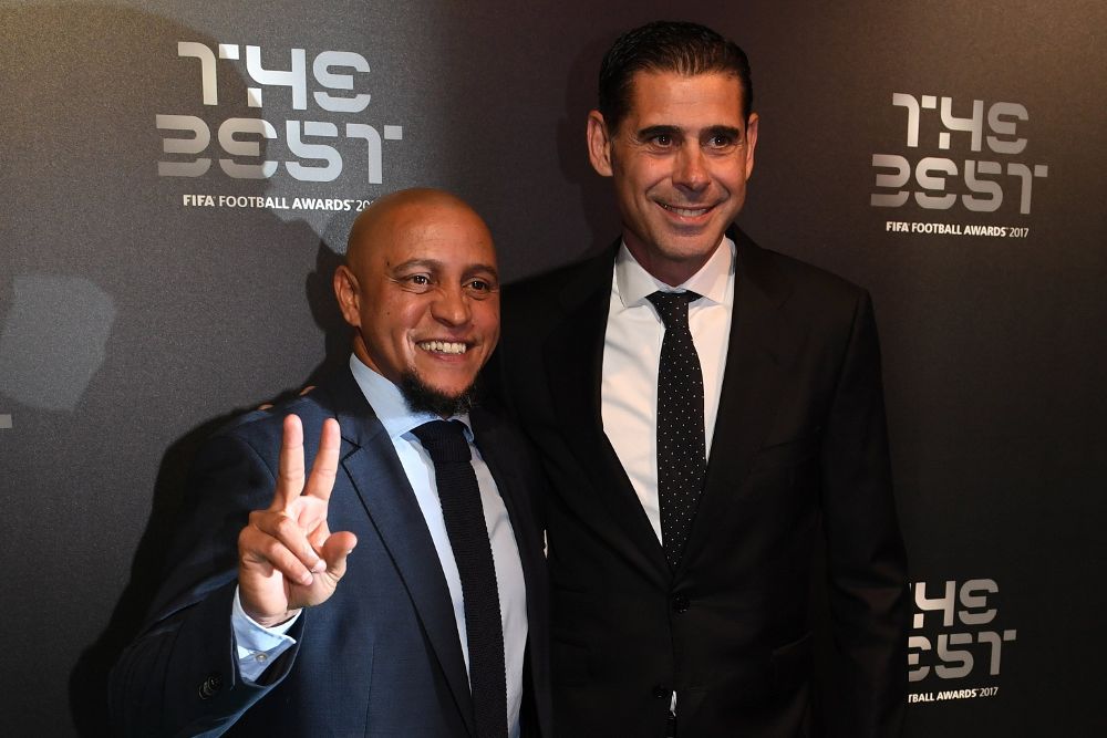 Los exfutbolistas, el brasileño Roberto Carlos (i) y el español Fernando Hierro posan a su llegada a los premios FIFA 'The Best' 2017.