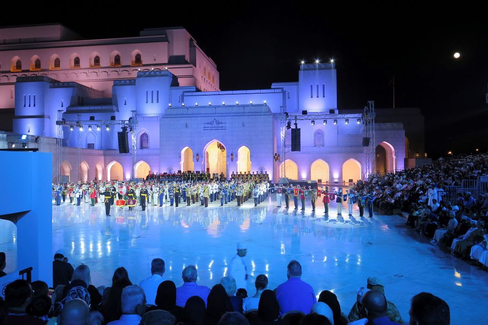 Espectáculo de bandas militares en el patio de la Ópera de Omán.