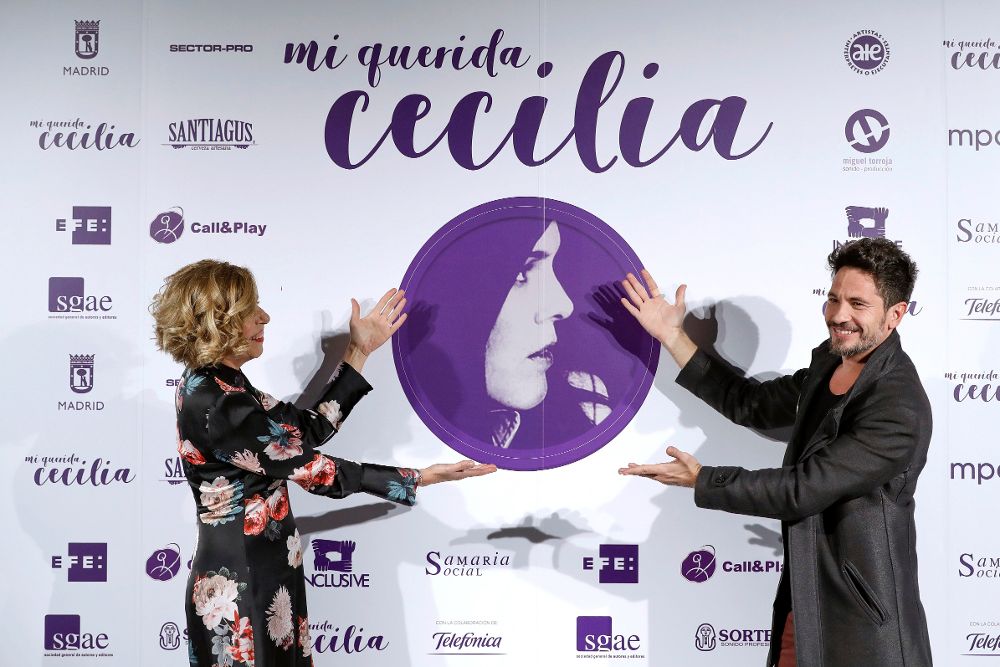 Los cantantes Soledad Jiménez y David de María posan a su llegada al concierto "Mi querida Cecilia".