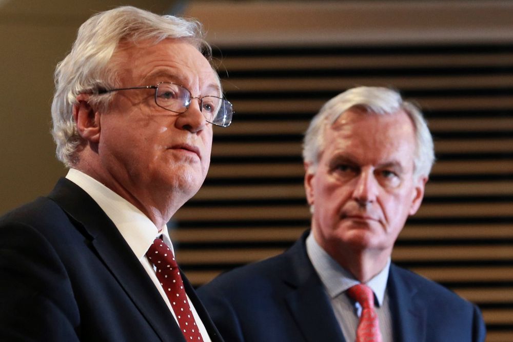 El ministro británico para el "brexit", David Davis (i), y el egociador jefe de la Unión Europea (UE) para el "brexit", Michel Barnier.