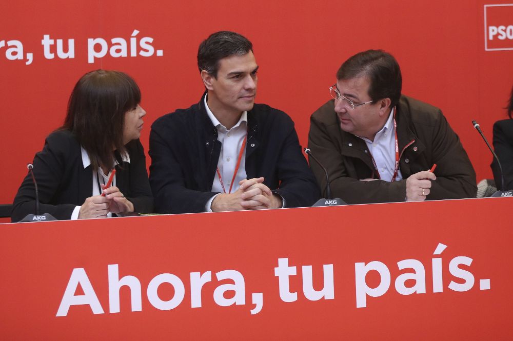 El secretario general del PSOE, Pedro Sánchez (c), la presidenta, Cristina Narbona y el líder extremeño, Guillermo Fernández Vara.