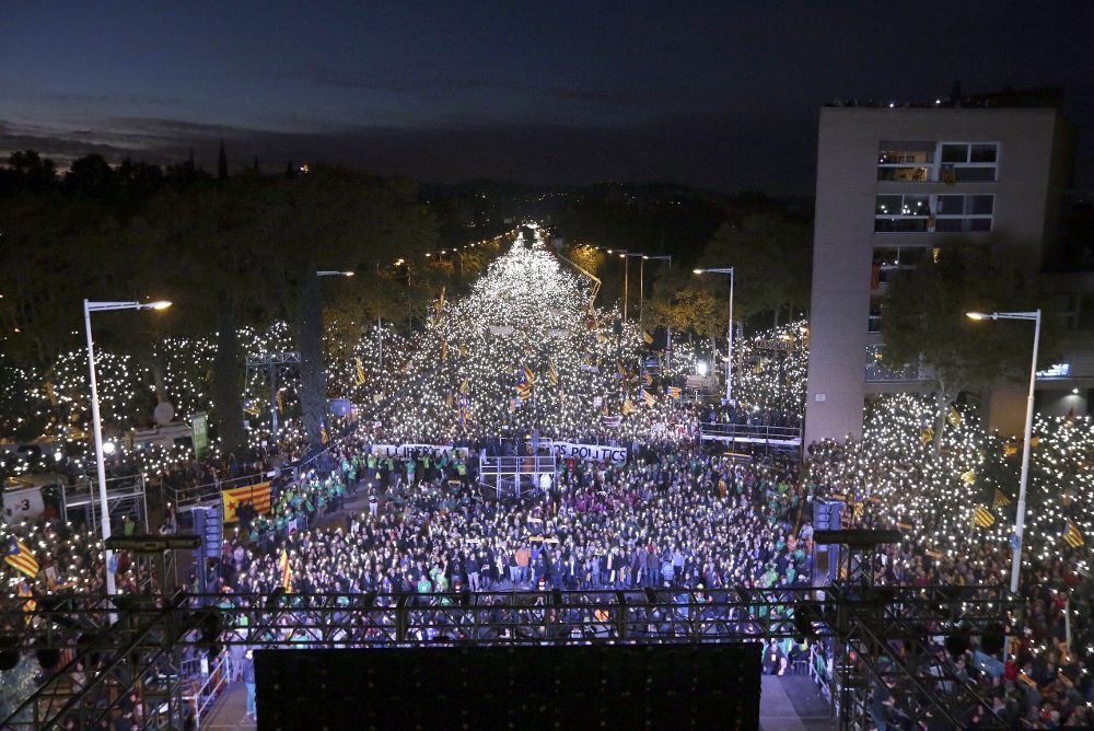 Vista general de la manifestación convocada por la ANC y Omnium en Barcelona para exigir la libertad de Jordi Sánchez, Jordi Cuixart y los miembros del Govern cesados, que han sido encarcelados por orden de la Audiencia Nacional.