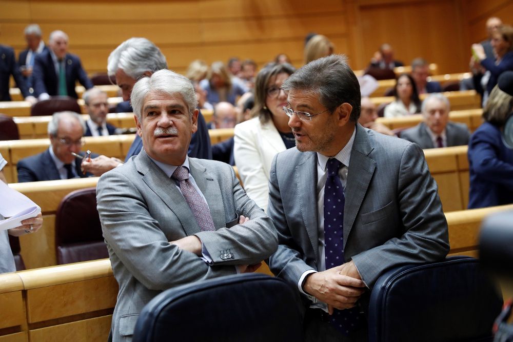 Los ministros de Justicia y Asuntos Exteriores, Rafael Catalá (d) y Alfonso Dastis.