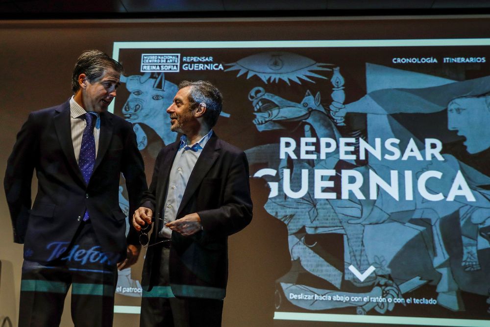 El director de patrocinios y Relaciones Institucionales de Telefónica, Rafael Fernández de Alarcón (d), y el director del Museo Reina Sofía, Manuel Borja-Villel.