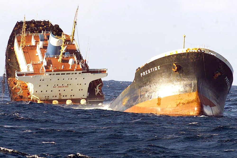 2002) del petrolero "Prestige" partido en dos, realizada desde la Fragata "Baleares" de la Armada Española. 