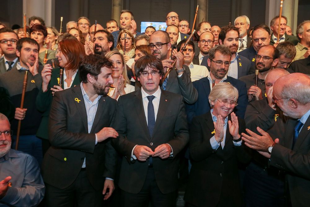 El expresidente de la Generalitat catalana Carles Puigdemont (c), y los 200 alcaldes independentistas participan en el acto celebrado en Bruselas (Bélgica) el 7 de noviembre del 2017.