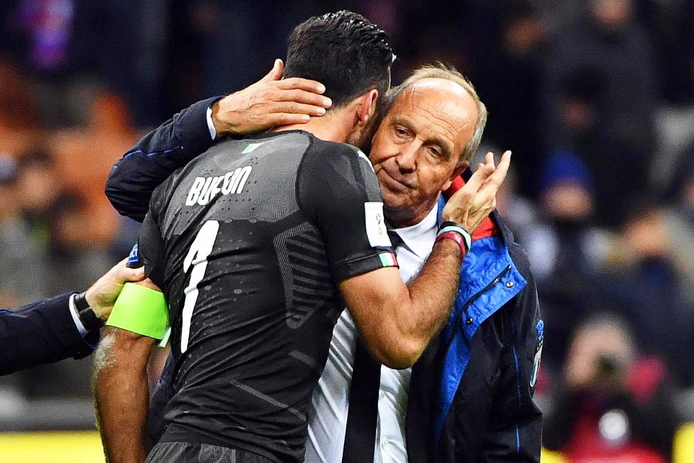 El portero de Italia Gianluigi Buffon (i) y el entrenador de la selección italiana Gian Piero Ventura (d) muestran su abatimiento.