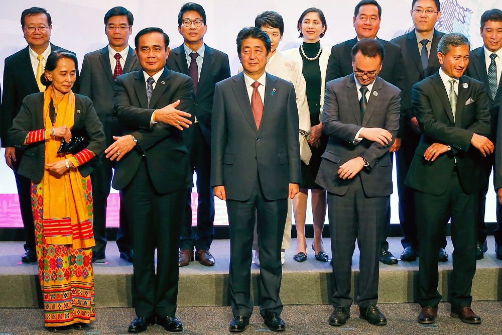 De izq. a dcha. frente: La líder de facto birmana, Aung San Suu Kyi, el primer ministro tailandés, Prayuth Chan-ocha, su homólogo japonés, Shinzo Abe, el secretario de Exteriores filipino, Alan Peter, y el ministro de exteriores de Singapur, Vivian Balikrishnan, posan para la foto de familia antes del comienzo de la cumbre de la ASEAN.
