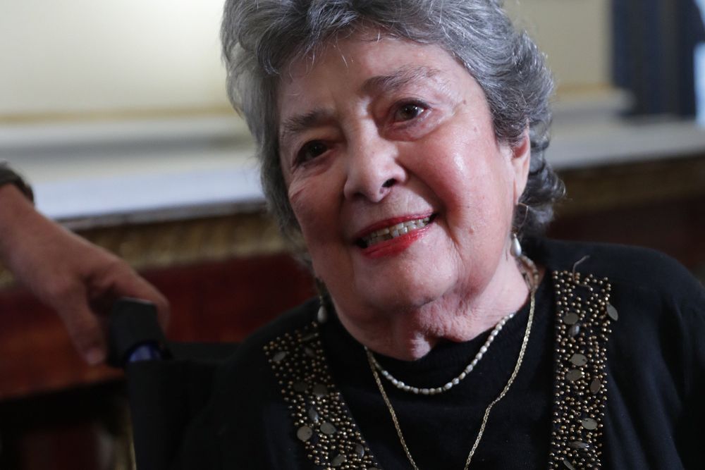 La poeta nicaragüense Claribel Alegría, de 93 años, posa esta mañana en el Palacio Real de Madrid.