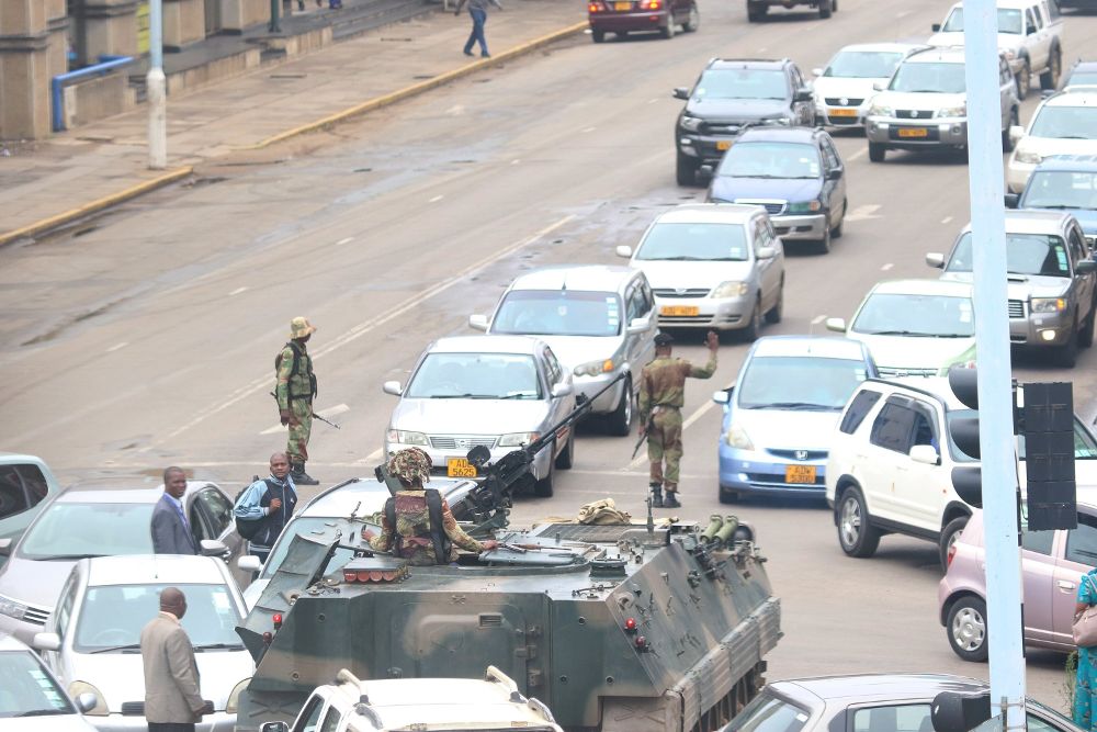 Un tanque bloquea la calle del Parlamento en Harare.