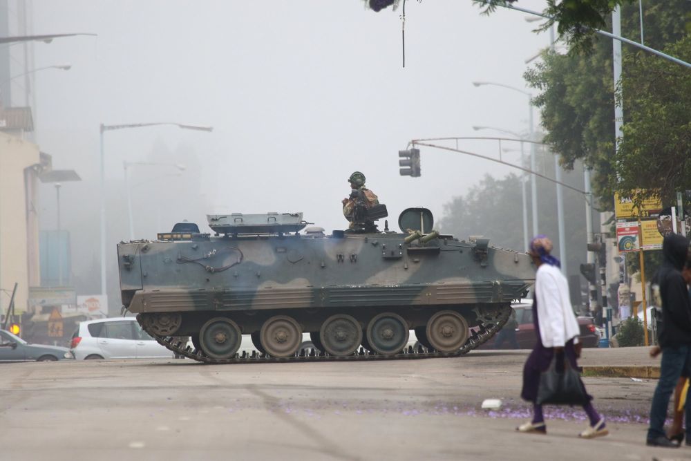 Un tanque bloquea la calle del Parlamento en Harare.