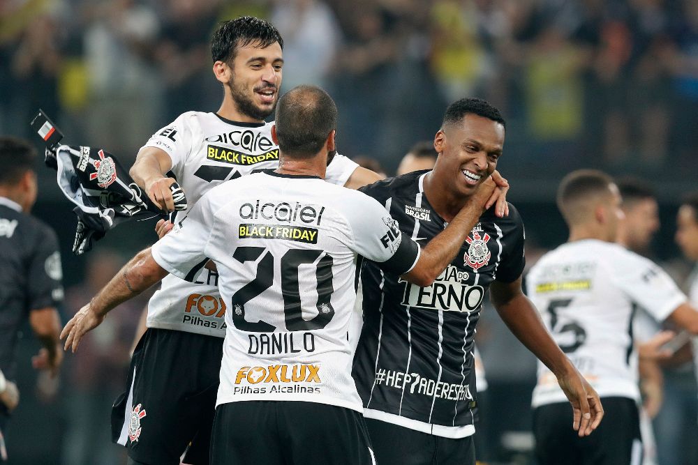 Los jugadores de Corinthians Camacho (i), Danilo (c) y Jô.