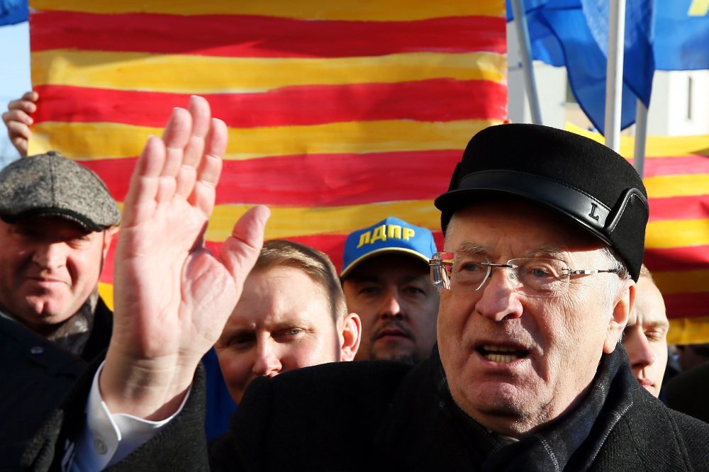 El político ultranacionalista ruso Vladímir Zhirinovski se manifiesta el 9 de noviembre de 2017 ante el Consulado de España en Moscú (Rusia) acompañado de una cincuentena de partidarios para apoyar la independencia de Cataluña y pedir al Gobierno español que deje "las manos fuera" de esa región.