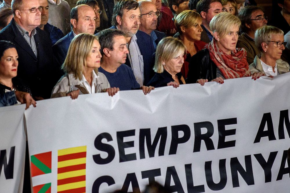 El presidente del PNV, Andoni Ortuzar (3i), junto a los presidente del partido en Gipuzkoa, Joseba Egibar (2i); Álaba, José Antonio Suso (6I) y Bizkaia, Itxaso Atutxa (9i), durante la concentración de la Asamblea Nacional deL PNV, que bajo el lema "Siempre con Catalunya" se celebró en Bilbao.