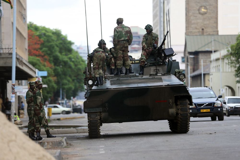 Soldados subidos en un vehículo armado patrullan una calle de Harare, Zimbabue, el 16 de noviembre de 2017. 