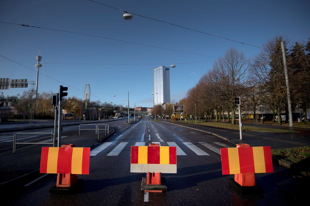 Barricadas de hormigón colocados en la carretera en dirección al centro de congresos Svenska Massan.