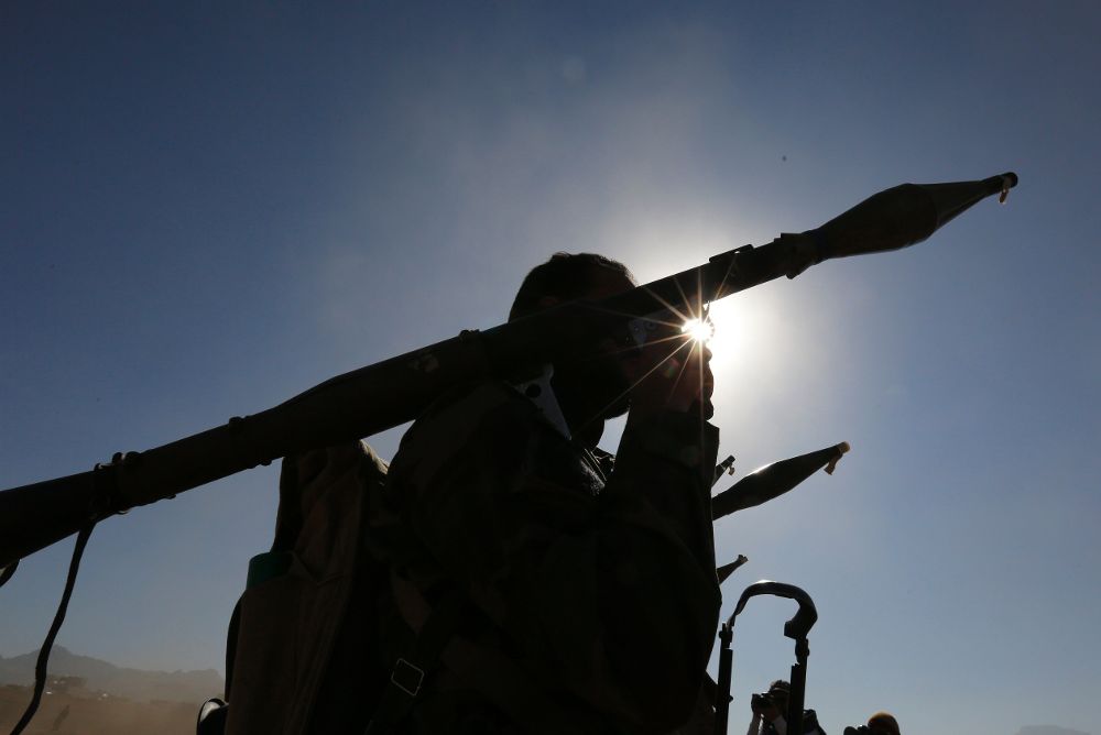 Rebeldes hutíes sujetan lanzacohetes en Saná (Yemen).