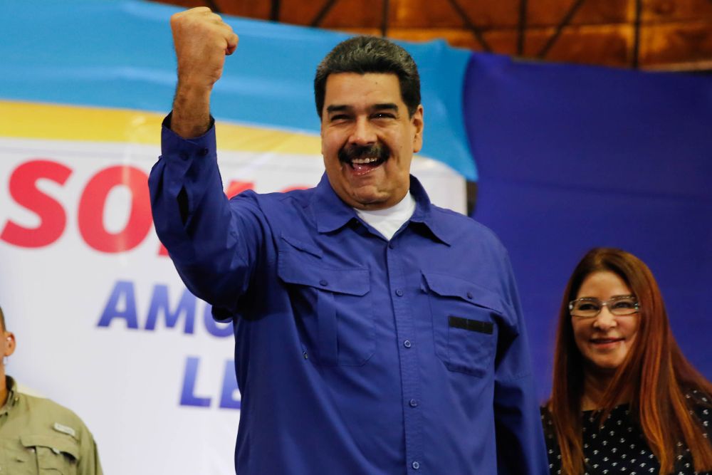 Nicolás Maduro (c) y su esposa, Cilia Flores.