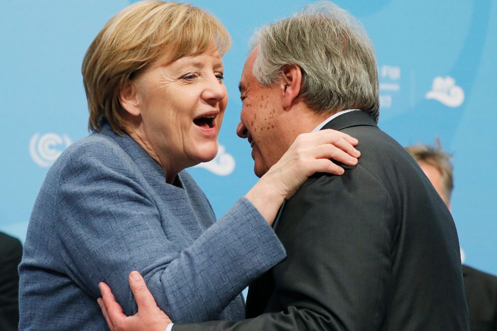 La canciller alemana, Angela Merkel (i), recibe al secretario general de las Naciones Unidos, Antonio Guterres.