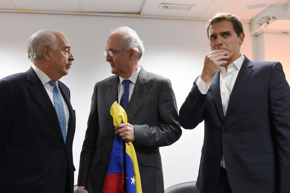 El alcalde metropolitano de Caracas y opositor venezolano, Antonio Ledezma (c), conversa con el expresidente colombiano Andrés Pastrana (i), en presencia del presidente de Ciudadanos, Albert Rivera.