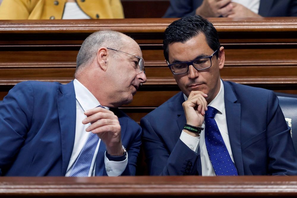 El vicepresidente y el consejero de Economía, Industria, Comercio y Conocimiento del Gobierno de Canarias, Pablo Rodríguez (d) y Pedro Ortega.
