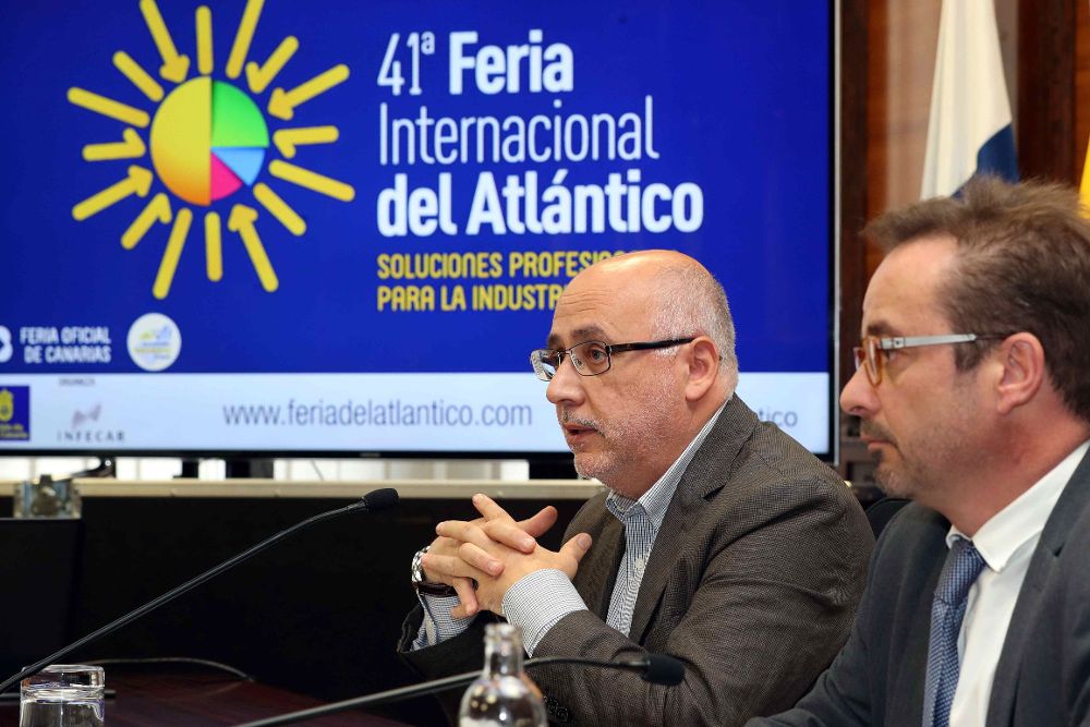 El presidente del Cabildo de Gran Canaria, Antonio Morales (i), y el consejero de Desarrollo Económico, Raúl García Brink.