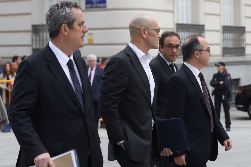 A la izquirda, el exconsejero de la Generalitat de Cataluña Joaquim Forn (Interior), junto con otros compañeros a su llegada a la Audiencia Nacional.