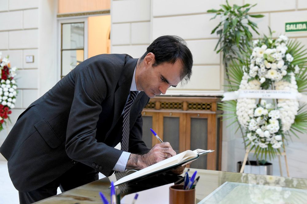 El juez Pablo Ruz firma el libro de condolencias en la capilla ardiente del fiscal general del Estado, José Manuel Maza, que ha sido instalada en la sede de la Fiscalía General del Estado.