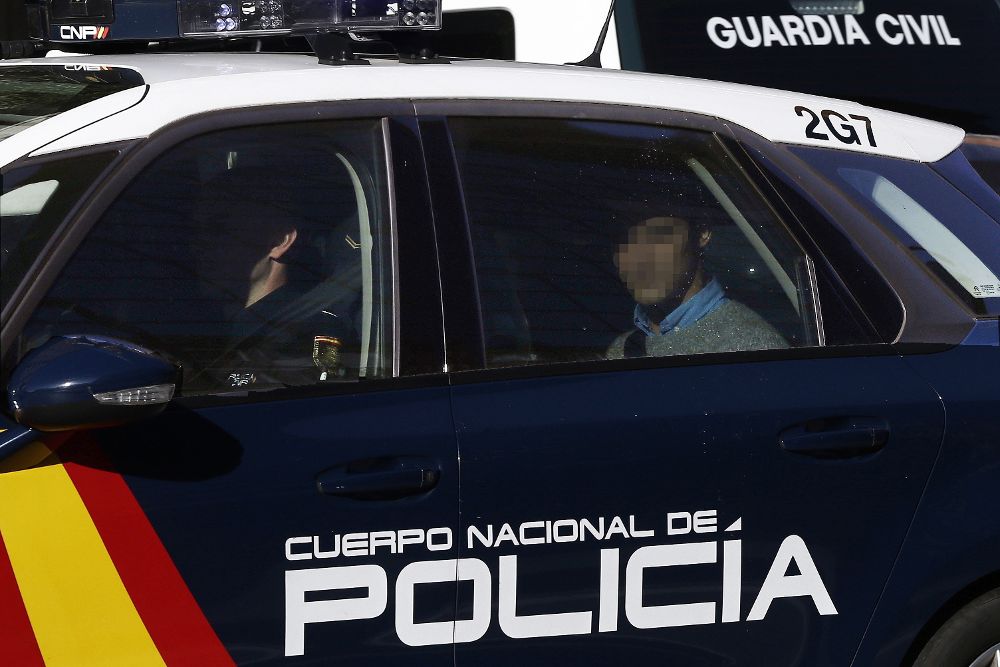 Imagen en el interior de un vehículo policial de Alfonso Cabezuelo, uno de los detenidos acusado de una supuesta violación de una joven de 18 años en los Sanfermines del 2016.