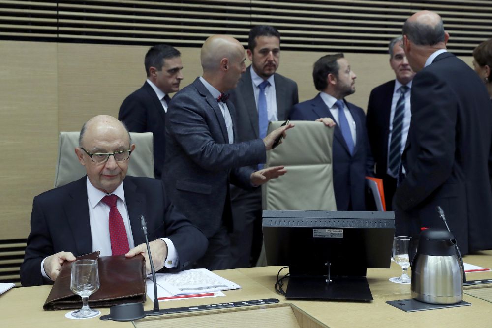 El Ministro de Hacienda, Cristóbal Montoro (i), a su llegada a la comisión de presupuestos en el Congreso de los Diputados.