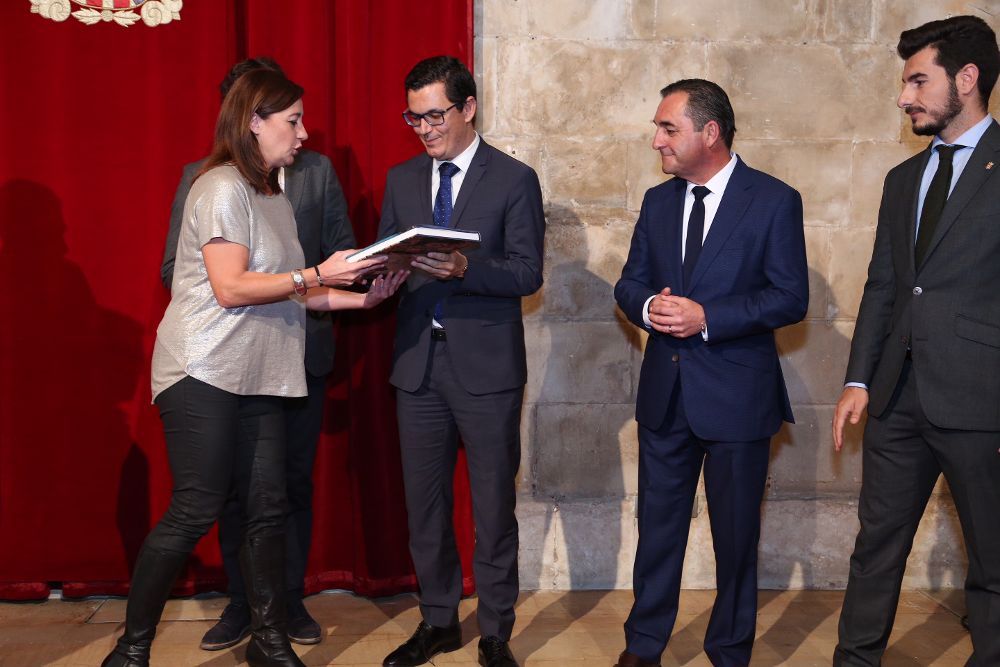 Pablo Rodríguez (3º decha) recibe un documento de la presidenta balear, Francina Armengol.