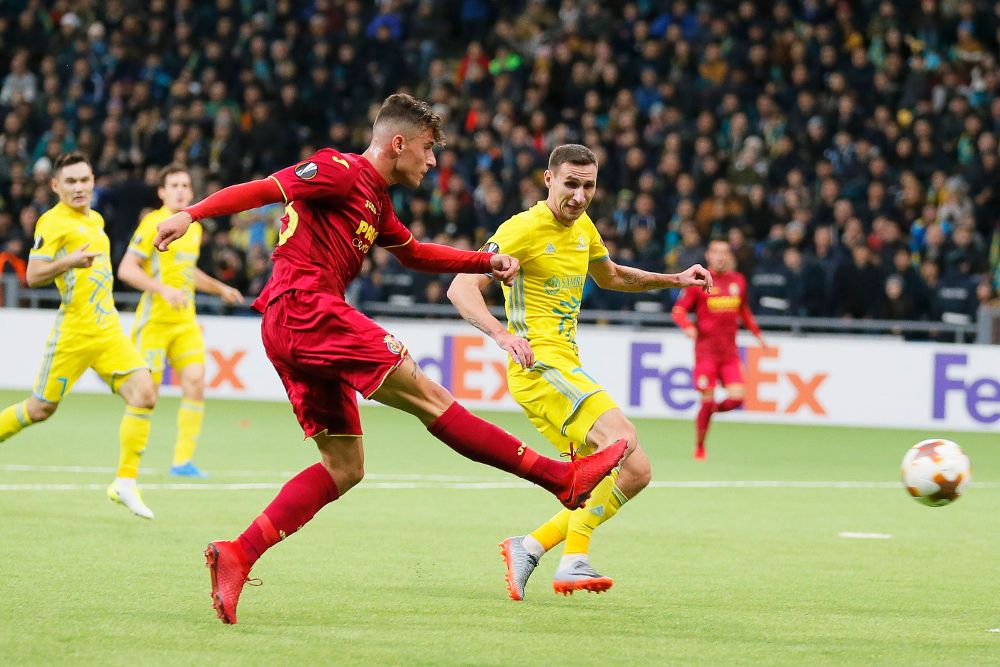 El centrocampista español del Villarreal Daniel Raba (c) realiza un disparo ante el defensa kazajo del Astaná Smitri Shomko (d) durante su encuentro de Liga Europa.