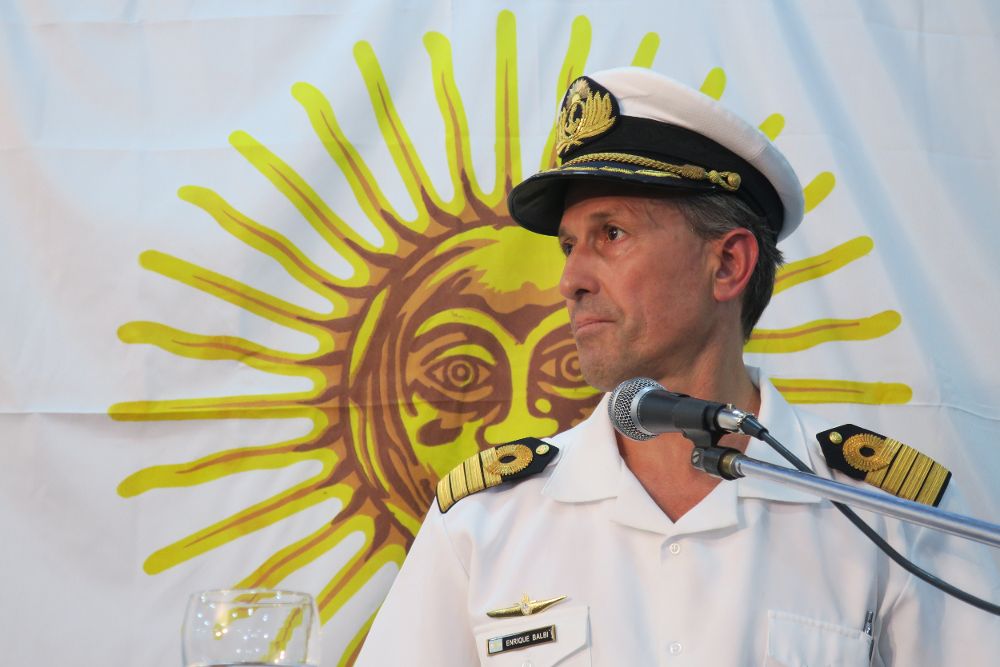 El capitán de navío Enrique Balbi, portavoz de la fuerza naval.