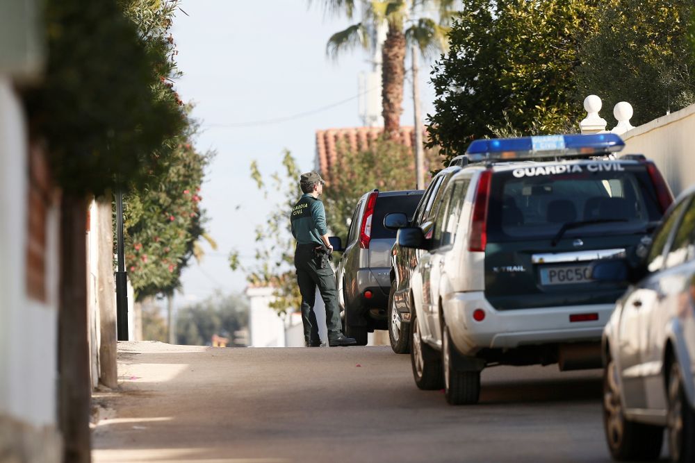 Una mujer de unos 35 años y su pareja, de 40, han sido encontrados hoy muertos por arma de fuego en una vivienda de la localidad castellonense de Vinaròs, en lo que fuentes de la investigación señalan que podría ser un caso de violencia machista. 