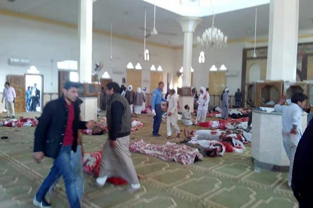 Varias personas permanecen junto a cuerpos sin vida en el interior de la mezquita contra la que se ha perpetrado un ataque, en la ciudad de Al Arish, en el norte de la península del Sinaí (Egipto).