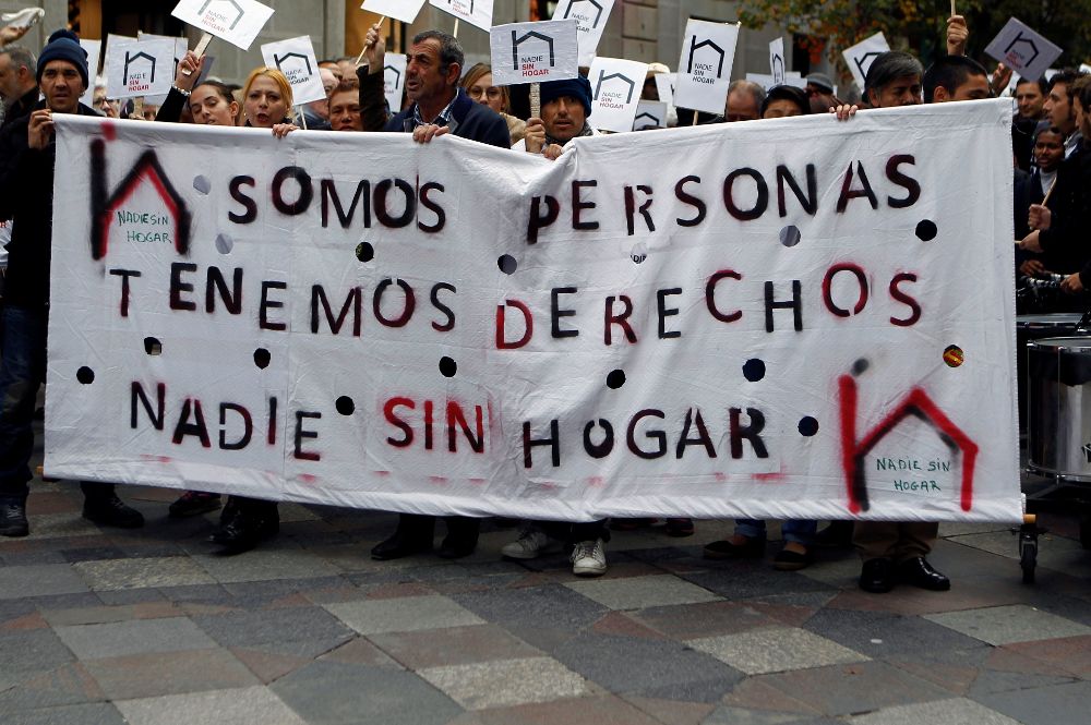Manifestantes convocados por varios colectivos sociales, como Cáritas y la Faciam) marchan en Madrid.