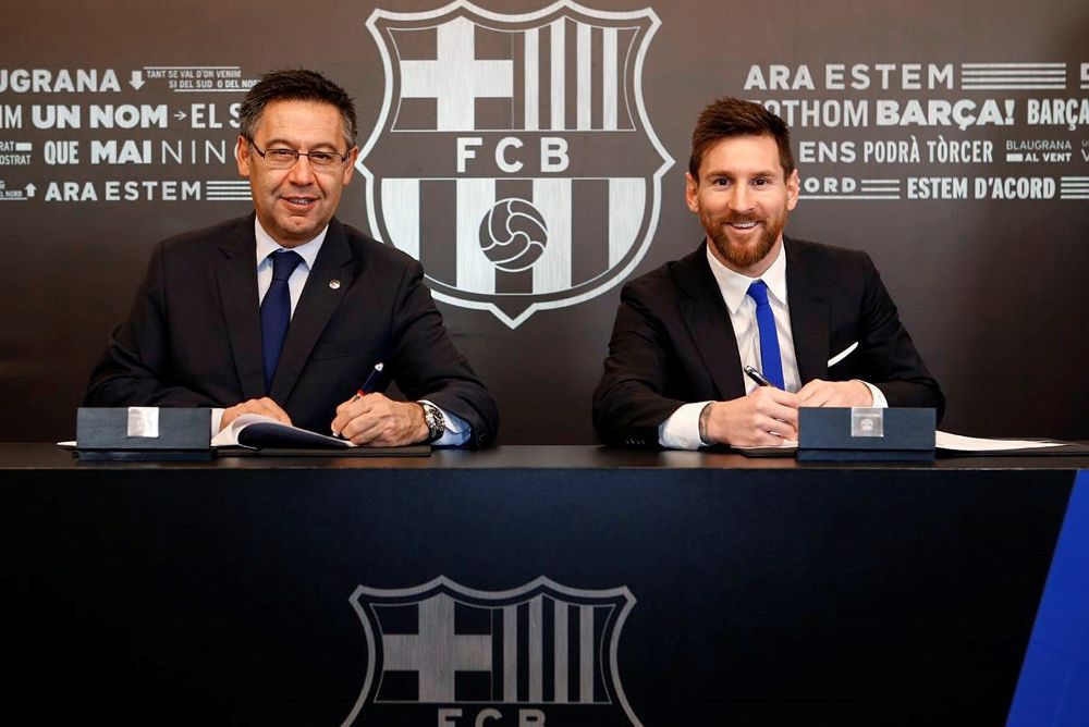 Leo Messi y Josep Maria Bartomeu (i).