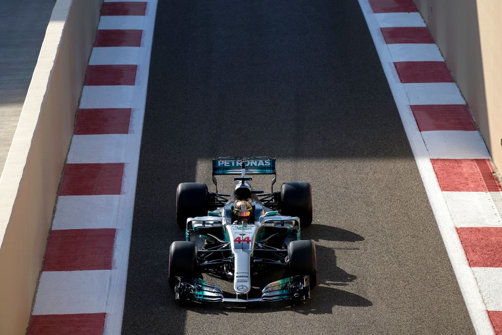 Lewis Hamilton, de Mercedes AMG GP, en acción durante la tercera sesión en Abu Dhabi.
