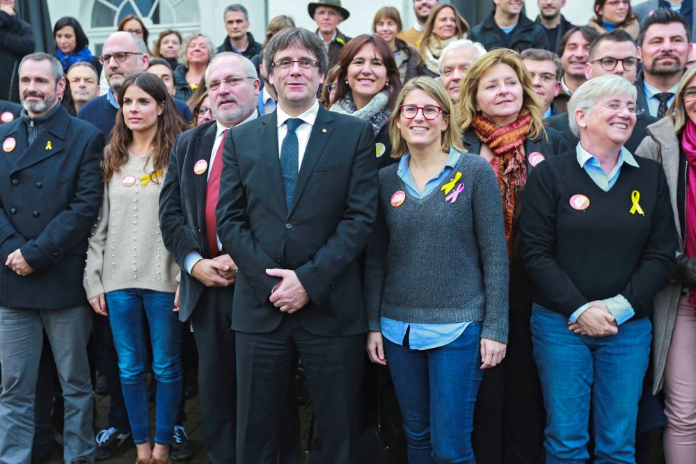 Carles Puigdemont (c), posa junto a candidatos de su partido tras una rueda de prensa en Brujas (Bélgica) hoy, 25 de noviembre.
