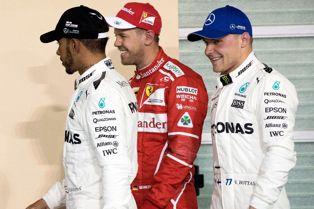 El podio de salida en el GP de Abu Dabi: Valtteri Bottas (der), Lewis Hamilton (iz) y Sebastian Vettel (c).
