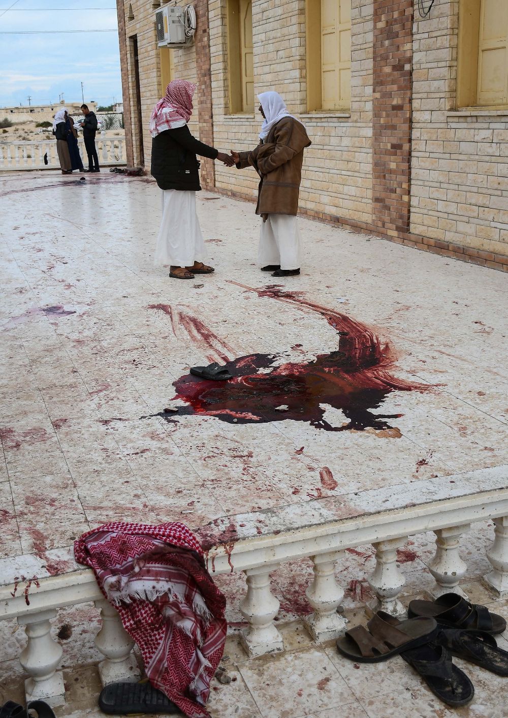 Restos de sangre y ropa, hoy, en los exteriores de la mezquita de Al-Rawda.