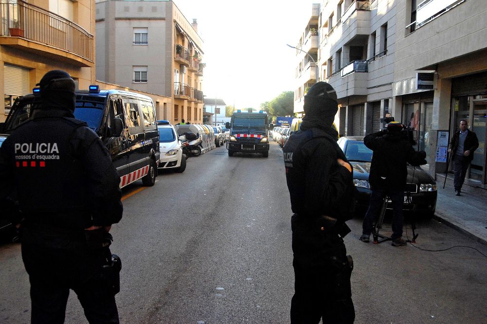 Los Mossos d'Esquadra están registrando dos viviendas de Sant Pere de Ribes (Barcelona), en el marco de una operación contra el terrorismo yihadista en la que se prevé efectuar al menos dos detenciones.