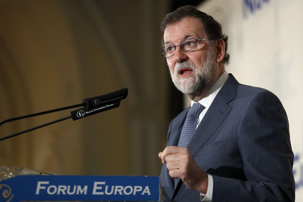 Mariano Rajoy presentando al presidente del PP del País Vasco, Alfonso Alonso, hoy, en un desayuno informativo del Fórum Europa, en Madrid. 