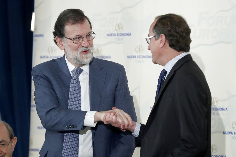 El jefe del Ejecutivo, Mariano Rajoy, saluda al presidente del PP del País Vasco, Alfonso Alonso (d), al inicio del desayuno informativo.