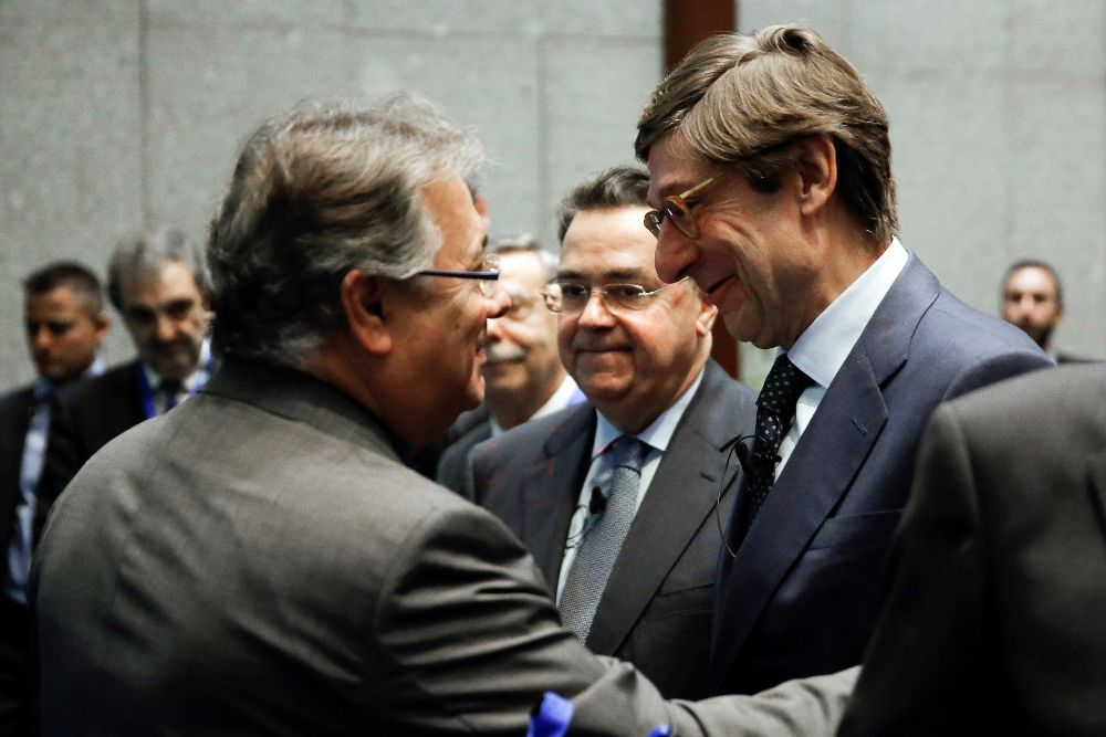 El ministro del Interior, José Ignacio Zoido (i), saluda al presidente de Bankia, José Ignacio Goirigolzarri.