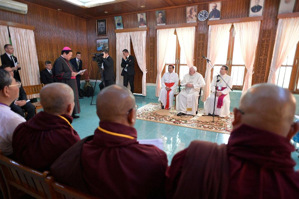 El papa Francisco (c) mantiene un encuentro con líderes religiosos en el arzobispado en Rangún (Birmania) hoy, 28 de noviembre.