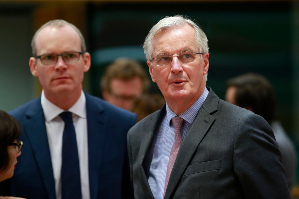 El negociador jefe de la Unión Europea para el Brexit, el francés Michel Barnier (d).