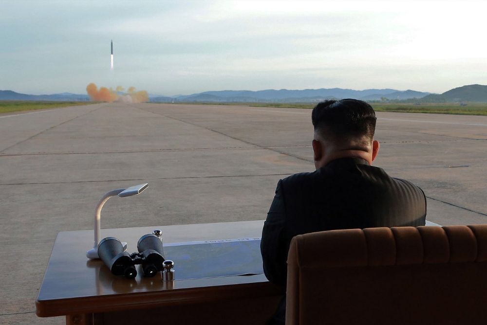El líder norcoreano Kim Jong Un guía el lanzamiento de un misil balístico.