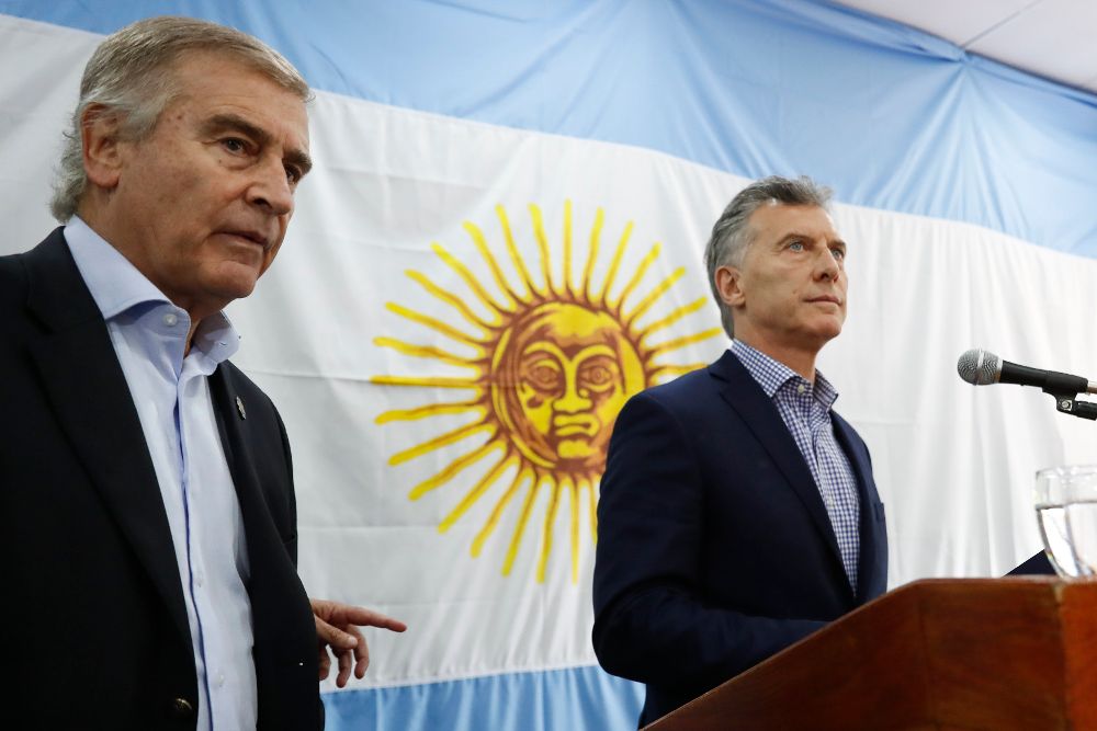El presidente de Argentina, Mauricio Macri (d), y el ministro de Defensa, Óscar Aguad.
