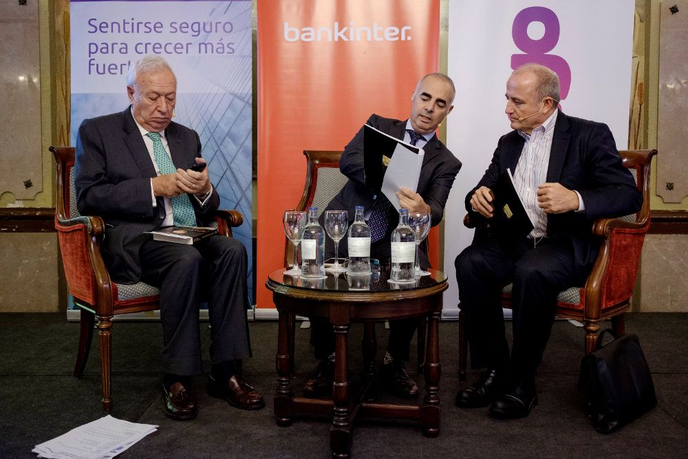 El exministro de Industria Miguel Sebastián (d) y el de Asuntos Exteriores José Manuel García-Margallo (i), durante el foro empresarial "Diálogos para el desarrollo", sobre los retos y oportunidades de Canarias como región ultraperiférica en el contexto europeo.